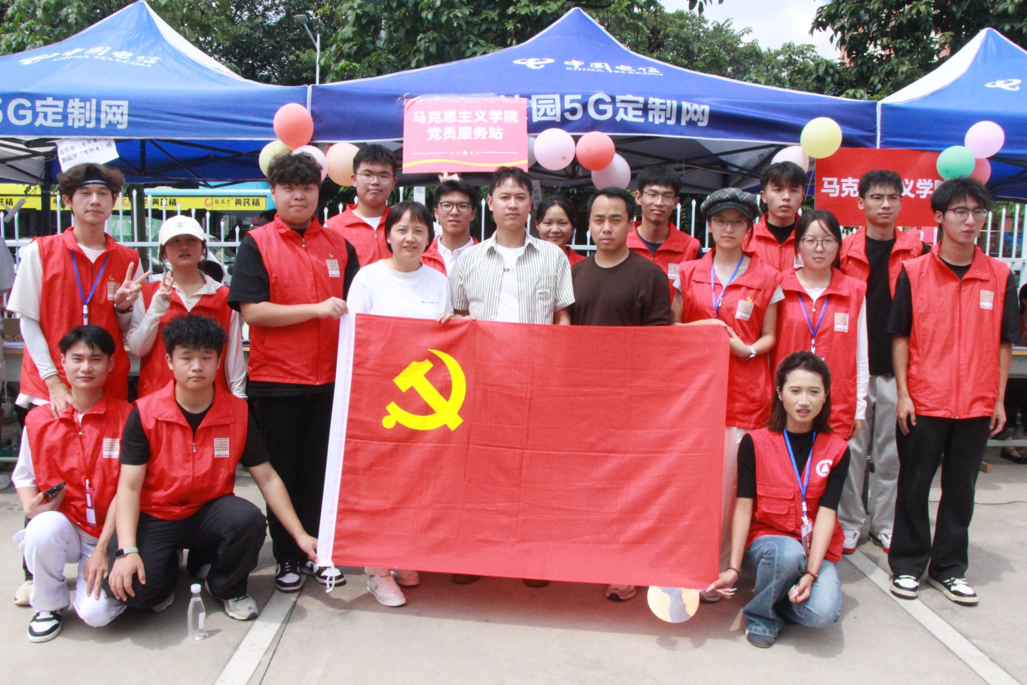 迎新服务践初心 党员奉献显担...